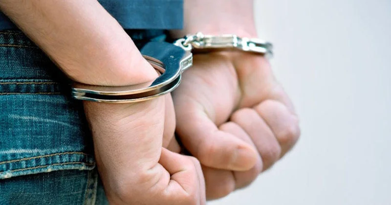 Polis relsləri oğurlayan 3 şəxsi hadisə yerində saxladı