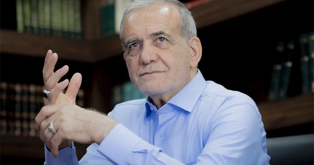 Pezeşkian Azərbaycanın istiqlalı ilə bağlı kitabı öpüb: “Mütləq oxuyacağam”