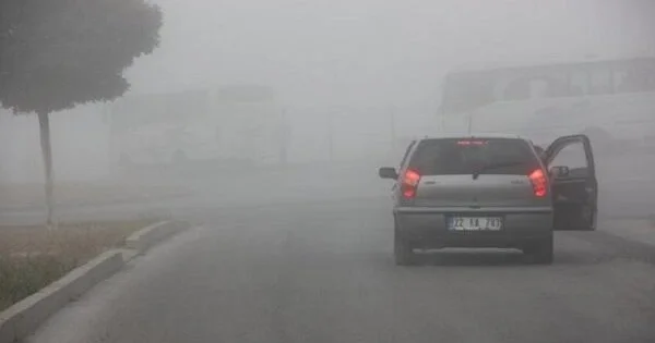 Bu yolda hərəkət edən sürücülərin diqqətinə Qatı duman var