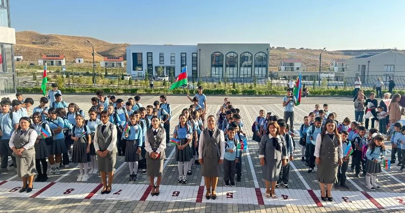 Bu məktəbdə müəllimlər vahid formaya keçdilər FOTOLAR