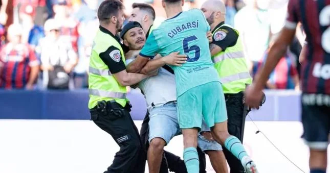 Azarkeş “Barselona”nın futbolçusuna hücum etdi