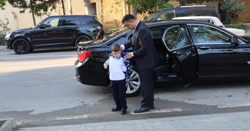 Yevlax Şəhər İcra Hakimiyyətinin Başçısı şəhid övladını ilk dərsə apardı (Foto)