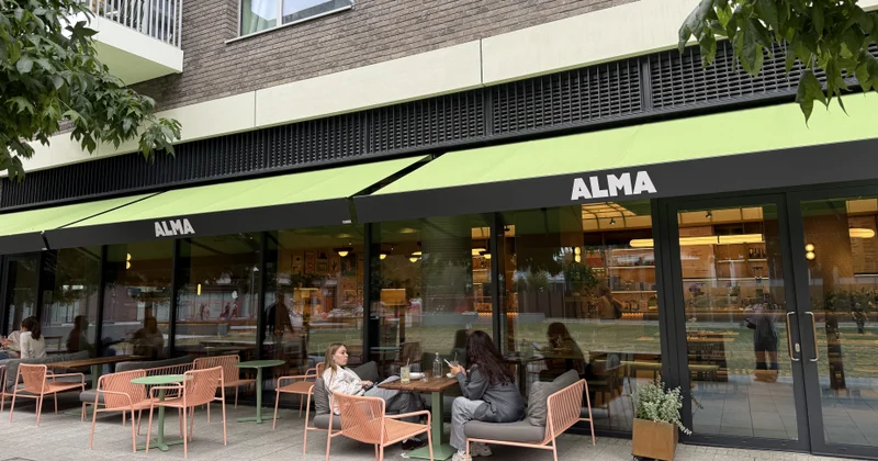 Londonda restoran açan azərbaycanlı: Həftədə üç minə yaxın qonağa Azərbaycan çayı təqdim edirik