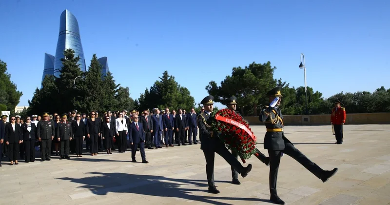 Bakının azad edilməsinin 108 ci ildönümü münasibətilə Türk və Azərbaycan şəhidlikləri ziyarət olunub