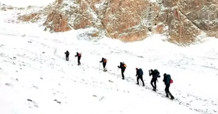 Təcrübəsiz alpinistlərə Everestə qalxmaq qadağan edilir