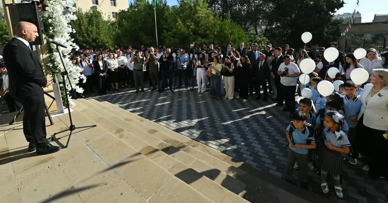 Məktəblərdə tədris ili başladı, 1,6 milyon şagird təhsilini davam etdirir