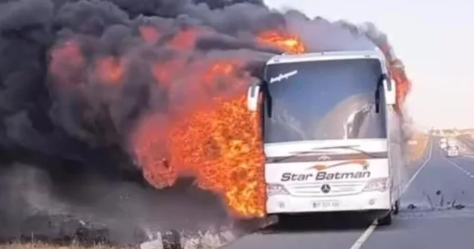 Şanlıurfada hərəkətdə olan avtobus yandı: Sərnişinlər təxliyə edildi