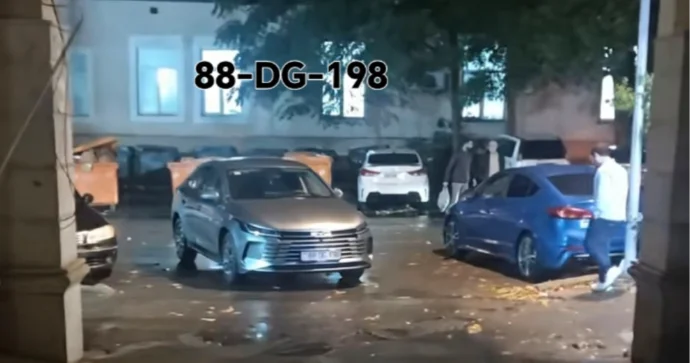 Sürücü maşını binanın girişində park edib sakinlərin yolunu kəsdi VİDEO