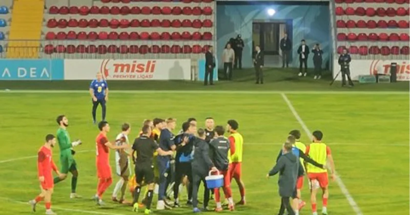Millimizin üzvü dava saldı, stadionun şüşəsini sındırdı Video