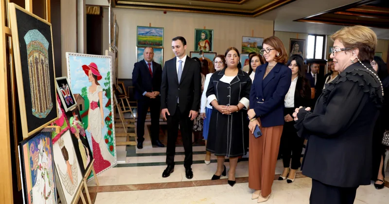Naxçıvanda məhdud fiziki imkanlı şəxslərin və istedadlı qadınların rəsm və əl işlərindən ibarət sərgi satış yarmarkası keçirilir