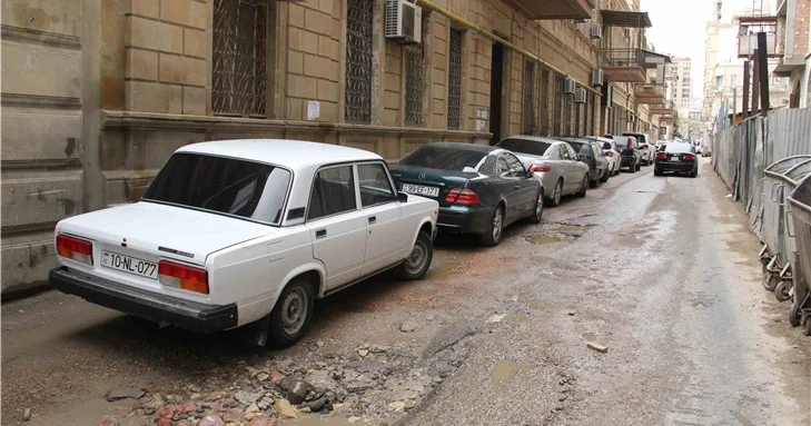 Bakının mərkəzindən sonra növbə ətraf küçələrdə Maşınlar zədələnir, insanlar hərəkət edə bilmir