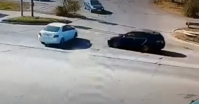 Yolayrıcında qayda pozan “Toyota” sürücüsü 6 maşını əzdi; yaralılar var VİDEO