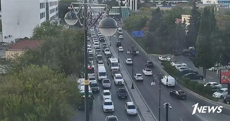 На ряде улиц и проспектов Баку затруднено движение транспорта СПИСОК