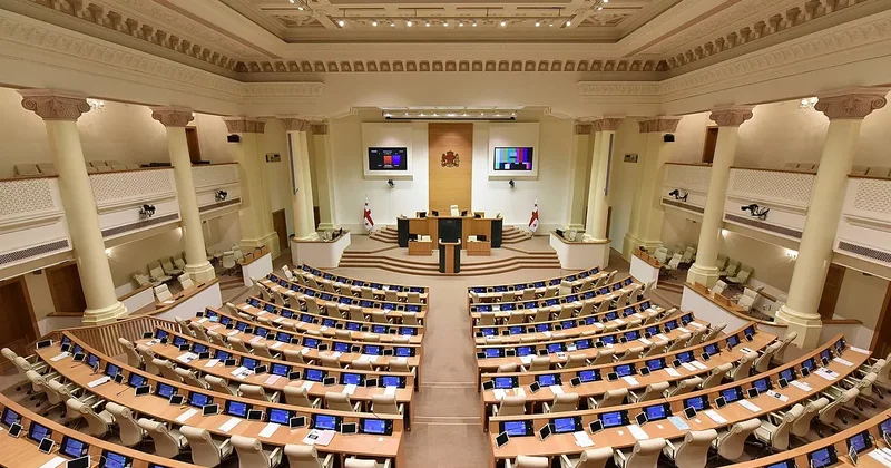 Запрет определённым лицам заниматься политикой в Грузии: парламент принял в первом чтении пакет поправок