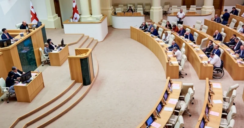 Gürcüstan Parlamenti siyasi fəaliyyətə məhdudiyyətlər qoyan qanun layihəsini təsdiqləyib
