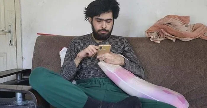 Bu oğlan 3 ildir evdən çıxmır: Əlimdə olsa tualetə də getmərəm FOTO