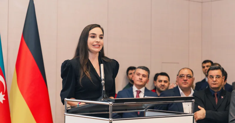 Leyla və Arzu Əliyeva beynəlxalq incəsənət sərgisinin açılışında FOTO