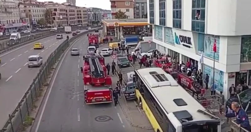 İstanbulda sərnişin avtobusu dayanacaqdakı izdihamı vurub Xeyli yaralı var