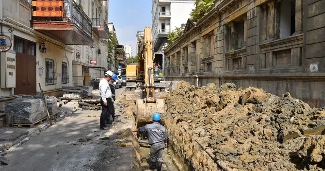 В центре Баку обновляют водопровод и канализацию