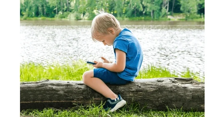 Uşaqların saatlarla telefona baxması bu xəstəliklərə səbəb ola bilər FOTO