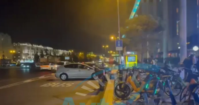“Gənclik Mall”un qarşısında dayanacağı parkinqə çeviriblər, zolaq da zəbt olunub VİDEO