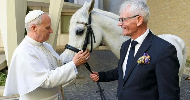 Roma Papasına at hədiyyə edildi