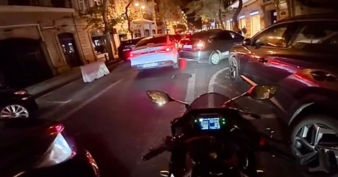 Şəhərin mərkəzində geri manevr edən “Prius” “BYD” ilə toqquşdu VİDEO