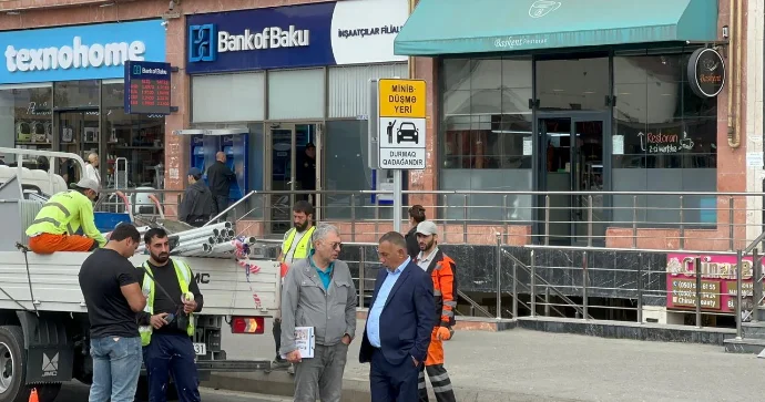 Bu küçədə avtobus zolağında minib düşmə məntəqəsi yaradıldı VİDEO FOTO