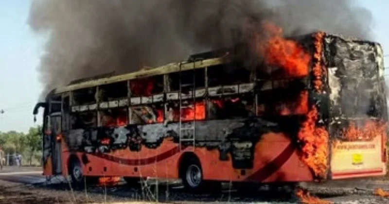 Hindistanda 20 sərnişin diri diri yanaraq öldü