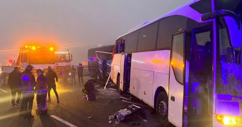 İstanbulda avtobus dayanacağa çırpılıb, ölən və yaralananlar var