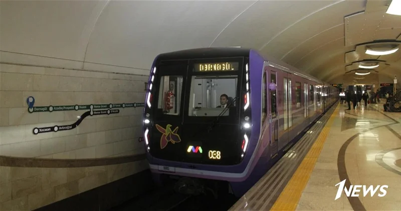 В Бакинском метро поезд застрял в тоннеле