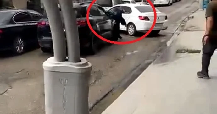 Sürücü yolda dalaşdığı adamın üstündən maşınla keçdi, hadisə yerindən qaçdı ANBAAN VİDEO