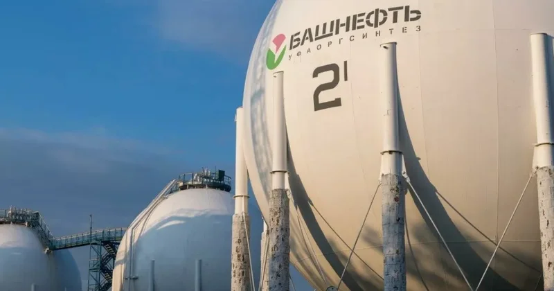 Дроны ВСУ в четвертый раз за месяц атаковали НПЗ Башнефть 1400 км от Украины