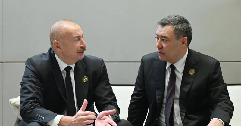 Prezident İlham Əliyev və Sadır Japarov AQEM sammiti çərçivəsində qeyri rəsmi söhbət edib (Foto)