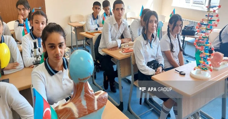 Ekspert: Məktəblərdə geyim qaydaları ilə bağlı qərarı dinə qarşı siyasət kimi təqdim etmək düzgün deyil