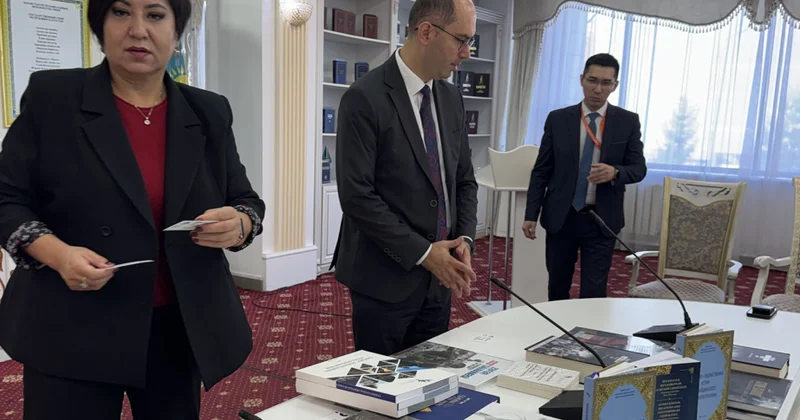 Qazaxıstan Milli Akademik Kitabxanasına Azərbaycan haqqında yeni kitablar hədiyyə edilib