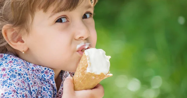 Uşağın boğazı ağrıyırsa, ona dondurma verin Tanınmış pediatrın tövsiyəsi