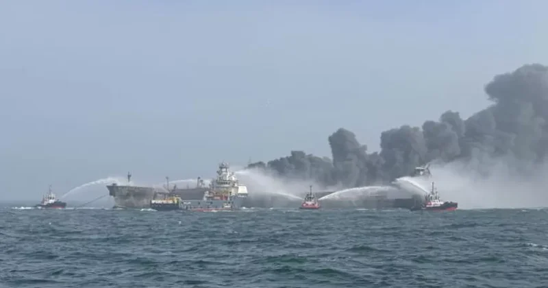 В Черном море горит судно