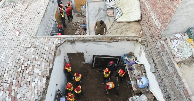 Pakistanda məktəbin damının çökməsi nəticəsində 19 nəfər həlak olub
