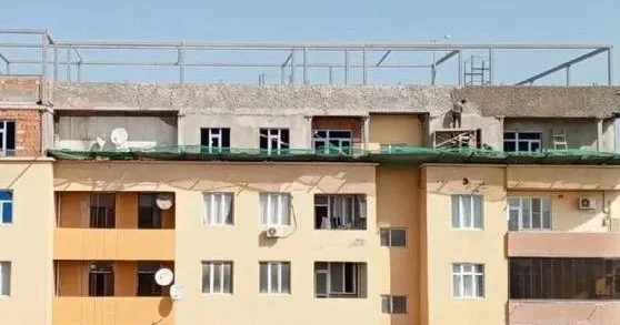 Жители многоэтажки в Хырдалане обеспокоены надстройкой двух этажей на их доме