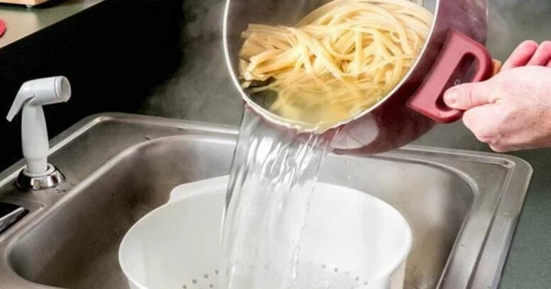 Makaronun süzdükdən sonra suyunu tökməyin