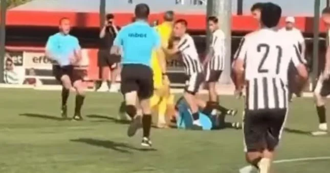 Hakimə hücum etdi, 2 il futboldan uzaqlaşdırıldı Video
