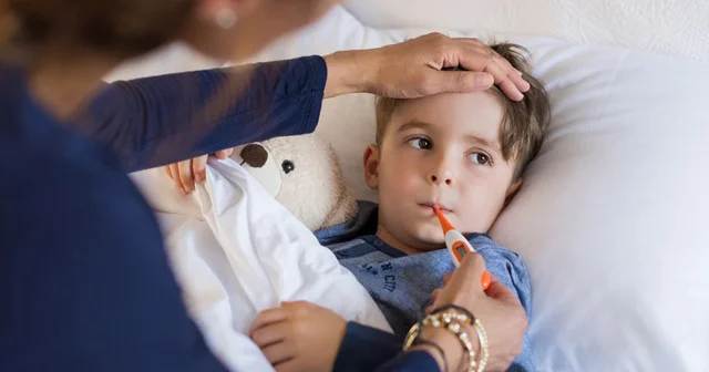 Uşaq xəstələnəndə hamımız bu səhvləri edirik! Pediatrdan qadağalar