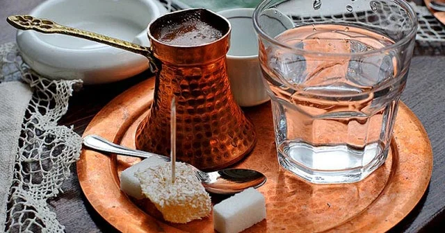 Türk qəhvəsinin yanında niyə su verilir?