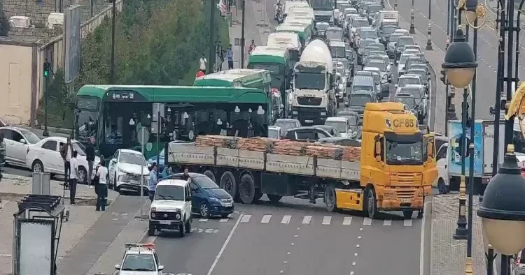8 Noyabr prospektində nəqliyyatın hərəkəti məhdudlaşdı Bu SƏBƏBDƏN