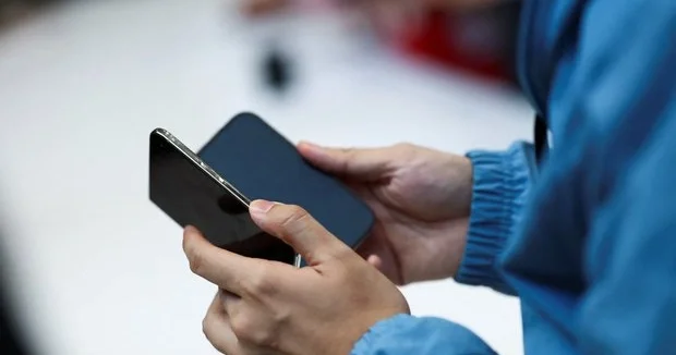 Qatlanan iPhone modelinin təmir qiyməti dodaq UÇUQLATDI