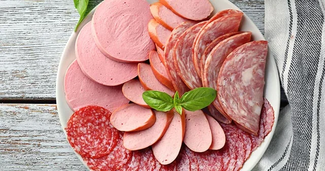 Kolbasa ətdən hazırlanırsa, niyə ondan ucuzdur? Ekspert izah edir