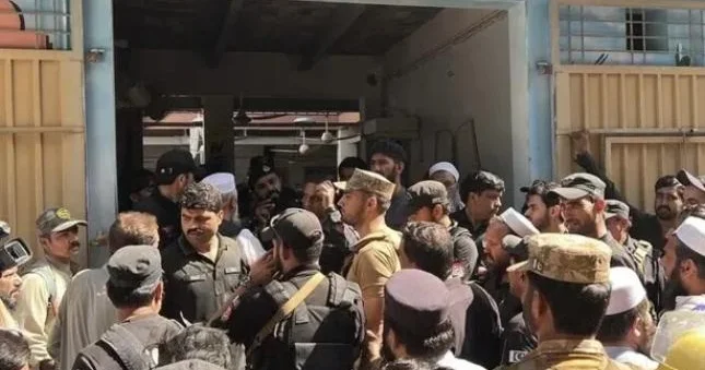 Pakistanda məktəbin tavanı uçub 33 ölü, 20 yaralı