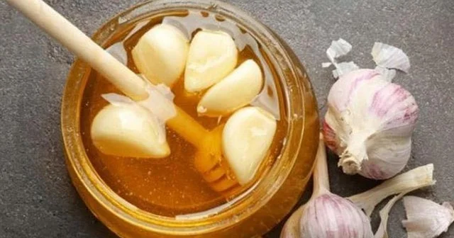 Bal və sarımsağın möcüzəvi təsiri Bir qaşıqda 1001 dərman