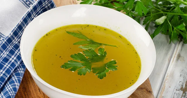 Nəfəs yollarını təmizləyir, immuniteti gücləndirir TOYUQ BULYONUnun bilmədiyiniz faydaları